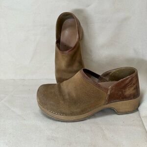 Dansko Brenna Clogs size 36 in Tan Burnished Suede